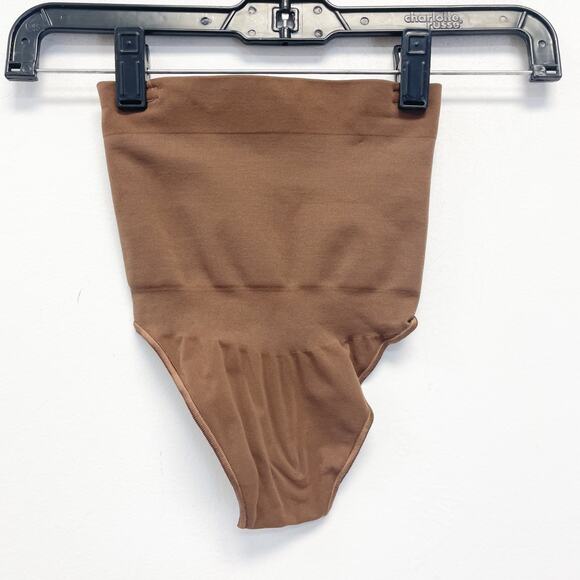 Skims Women's Seamless Sculpt Mid Waist Thong Cocoa Size Small - Picture 1 of 3